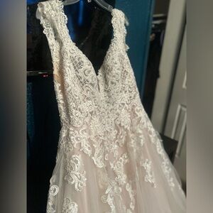 Essence of Australia size 16 is wedding dress